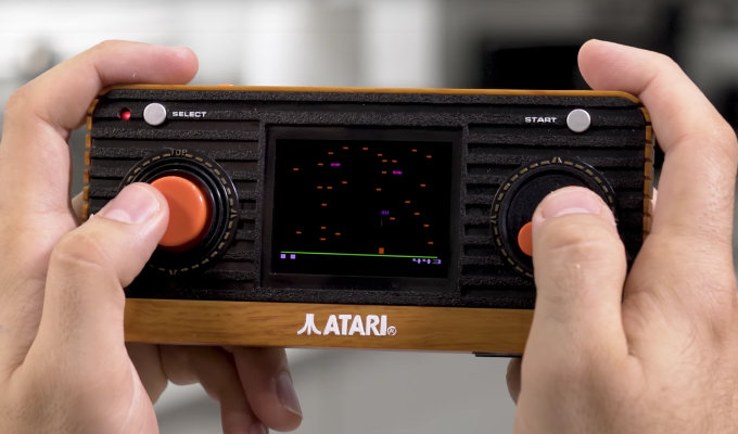 Atari 2600 vuelve al mercado de los videojuegos como consola portatil