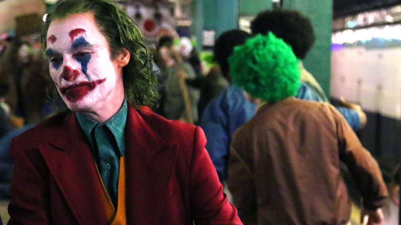 Joaquin Phoenix se relaja en la filmación de Joker