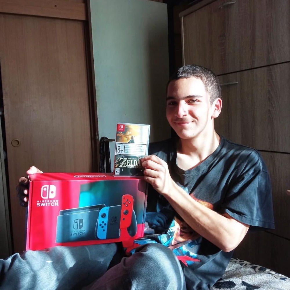 Joven chileno se compra un Nintendo Switch con puras latas