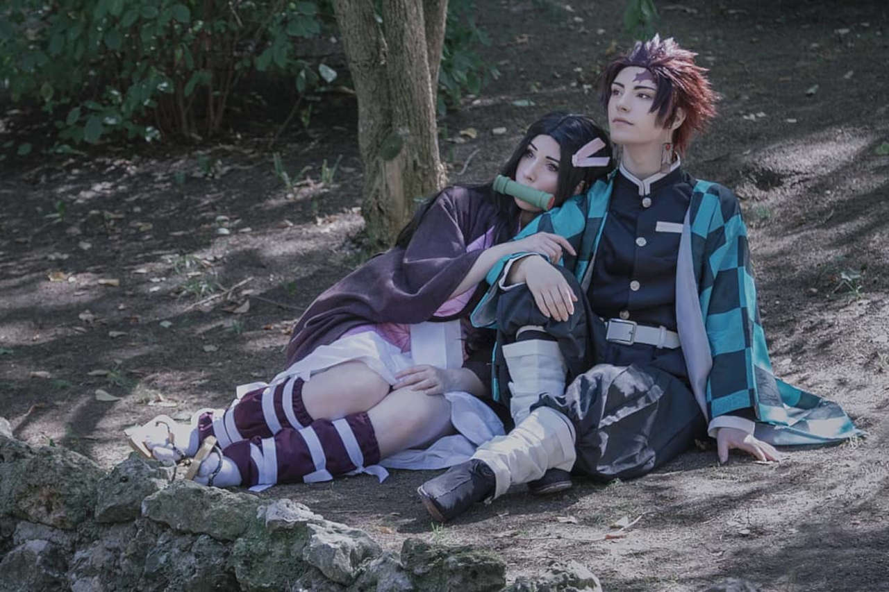 Tanjiro y Nezuko toman un descanso frente al río con este cosplay
