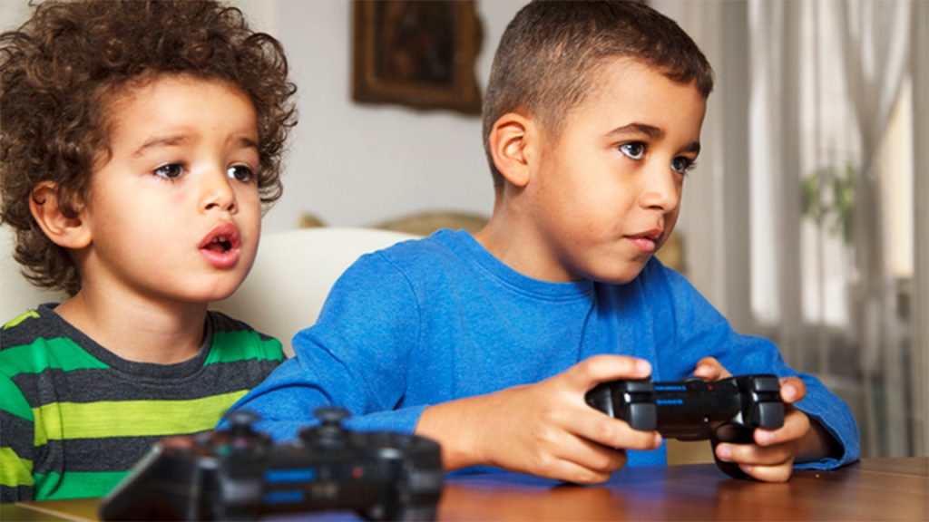Estos niños podrían aumentar suu inteligencia con los videojuegos