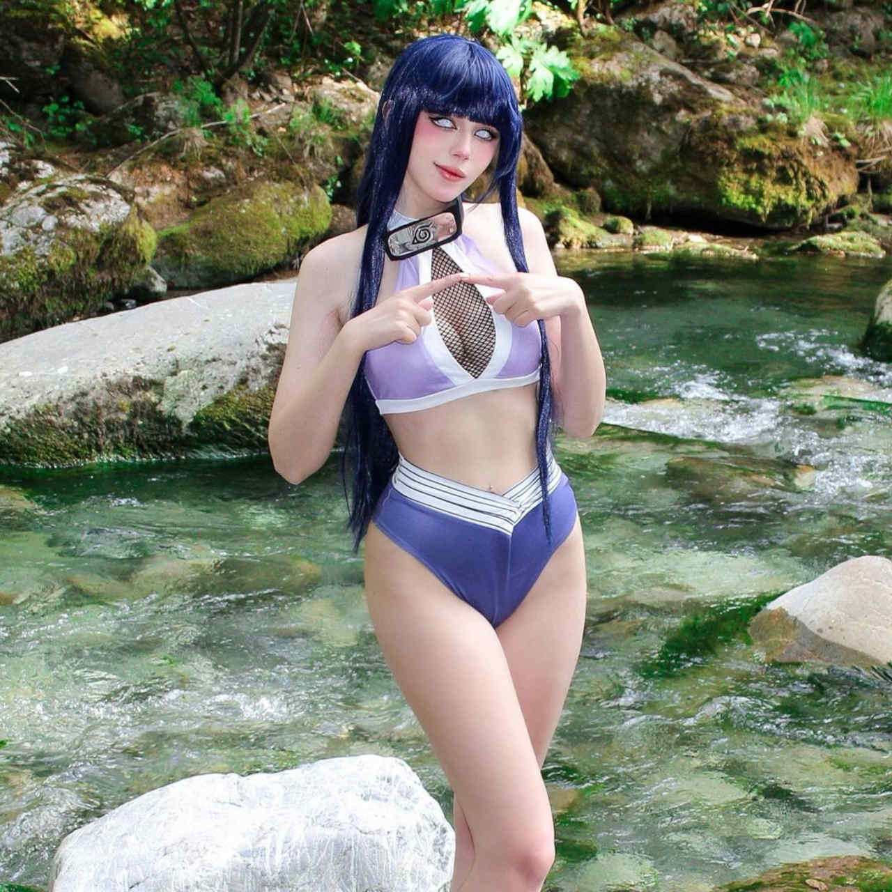 Hinata se refrescó en el río con un cosplay ideal para el calor