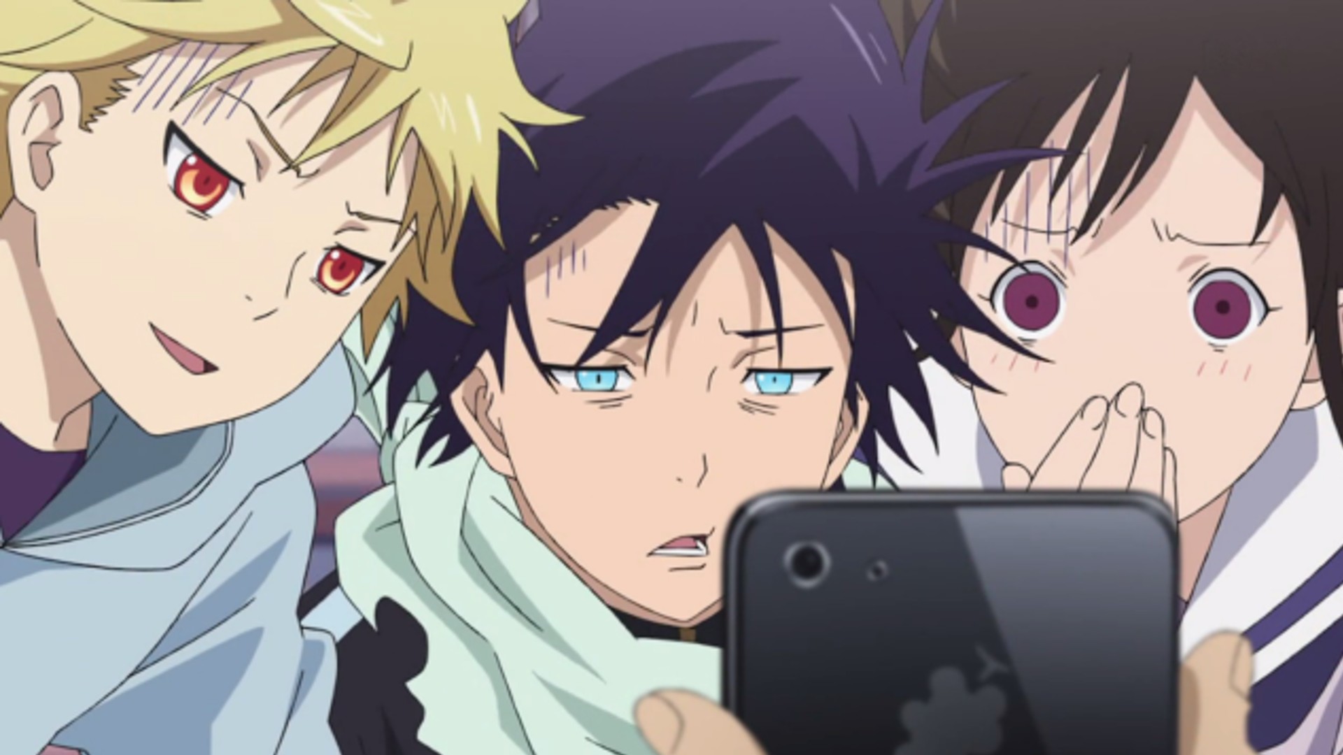 Personajes de anime viendo el celular