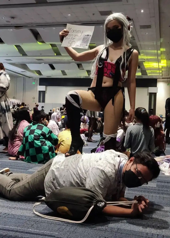Otaku asiste a convención de cosplay para que cosplayers lo pisoteen