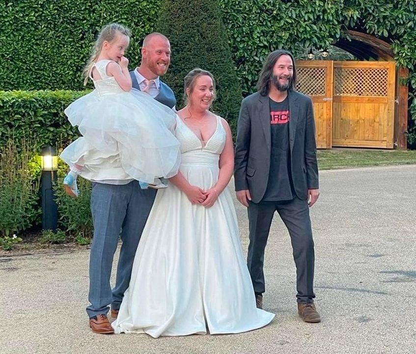 Keanu Reeves posando para el álbum de la boda
