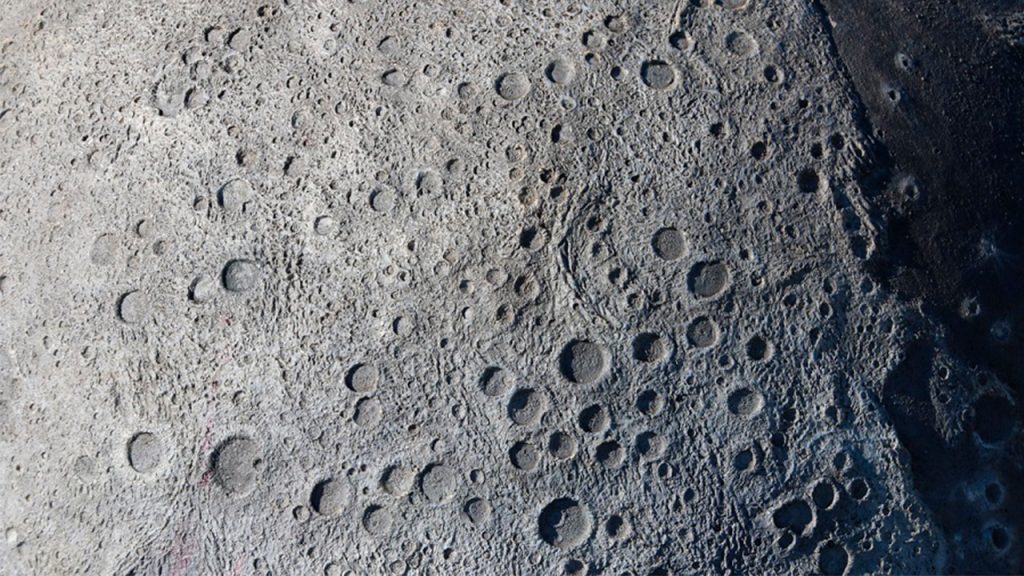 La luna está repleta de cráteres