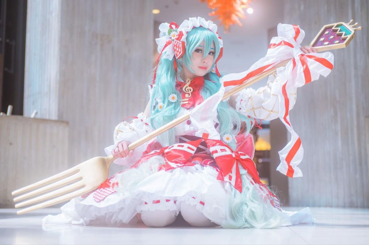 Hatsune Miku se vuelve una Magical Girl con un enorme tenedor en este curioso cosplay