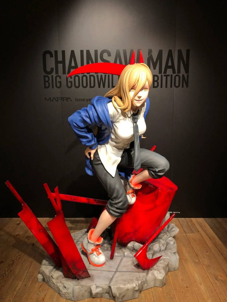 Arranca exhibición de Chainsaw Man y revelan figura de tamaño real de Power
