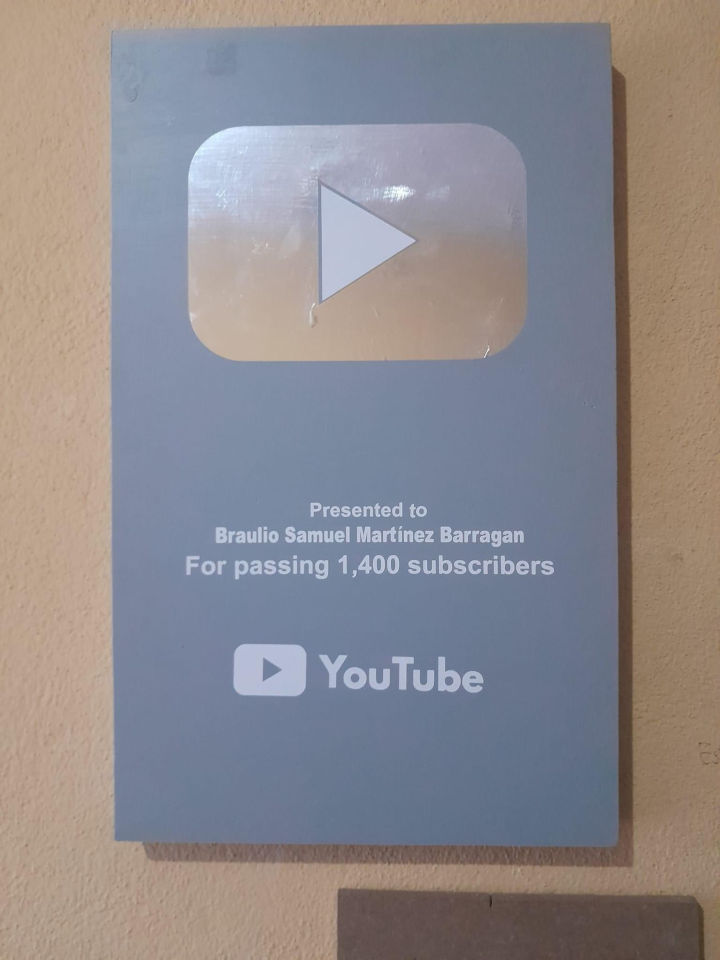 Pequeño influencer gana botón de YouTube gracias a su padre