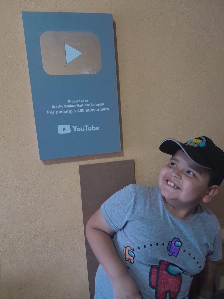 Little influencer wins YouTube button thanks to his father
