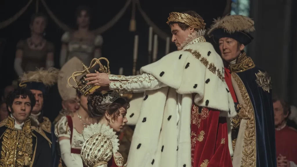 Vanessa Kirby y Joaquin Phoenix mantienen entretenida a Napoleón