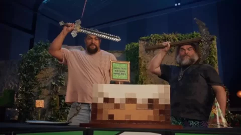 Minecraft celebra 15 años, Jason Momoa y Jack Black se encargan de cortar el pastel