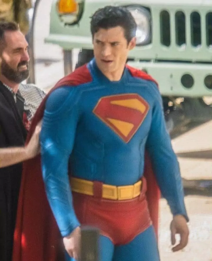 Se filtran primeras fotos de David Corenswet usando el traje de Superman y se ve como un nuevo clásico
