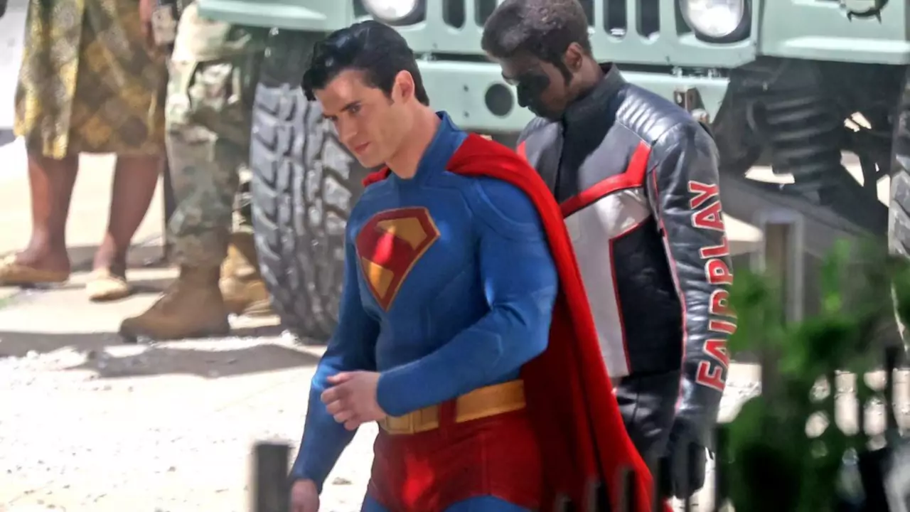Se filtran primeras fotos de David Corenswet usando el traje de Superman y se ve como un nuevo clásico