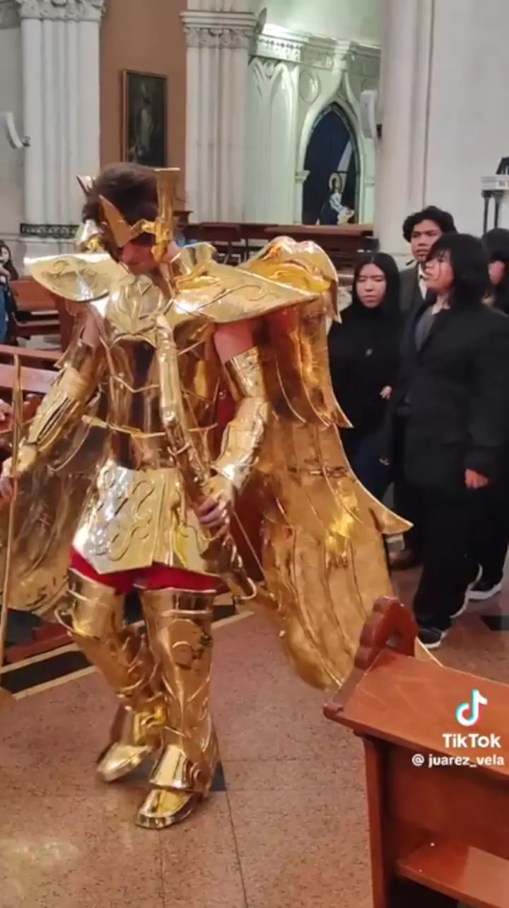 The best wedding does exist: Couple marries with Saint Seiya cosplay