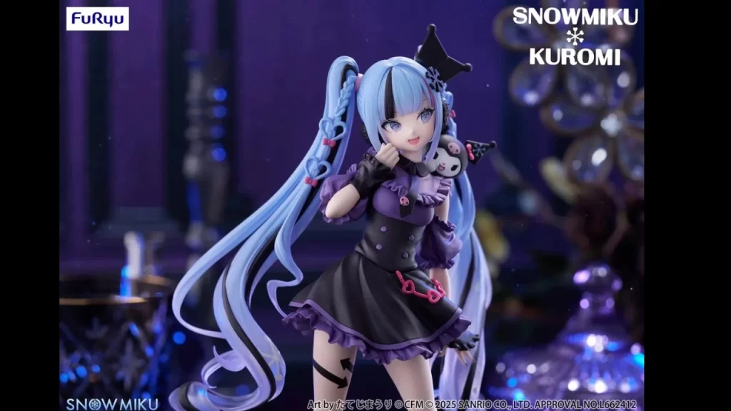 La nueva colaboración de Hatsune Miku le cambia los tonos a su clásico atuendo, ya que Kuromi, de Sanrio, destaca sus tonos lilas. 