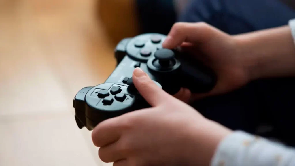 Niño amenaza con llamar a la policía porque su papá no le compró un PlayStation y genera debate en redes