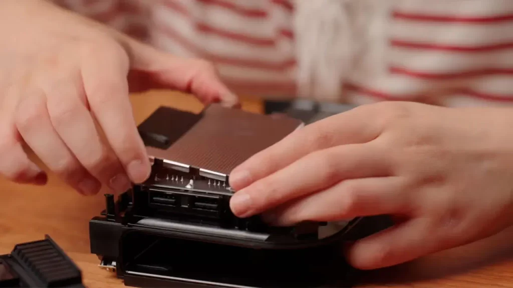 Modder chino crea una consola de videojuegos 3 en 1 que combina PS5, Xbox Series X y Nintendo Switch 2