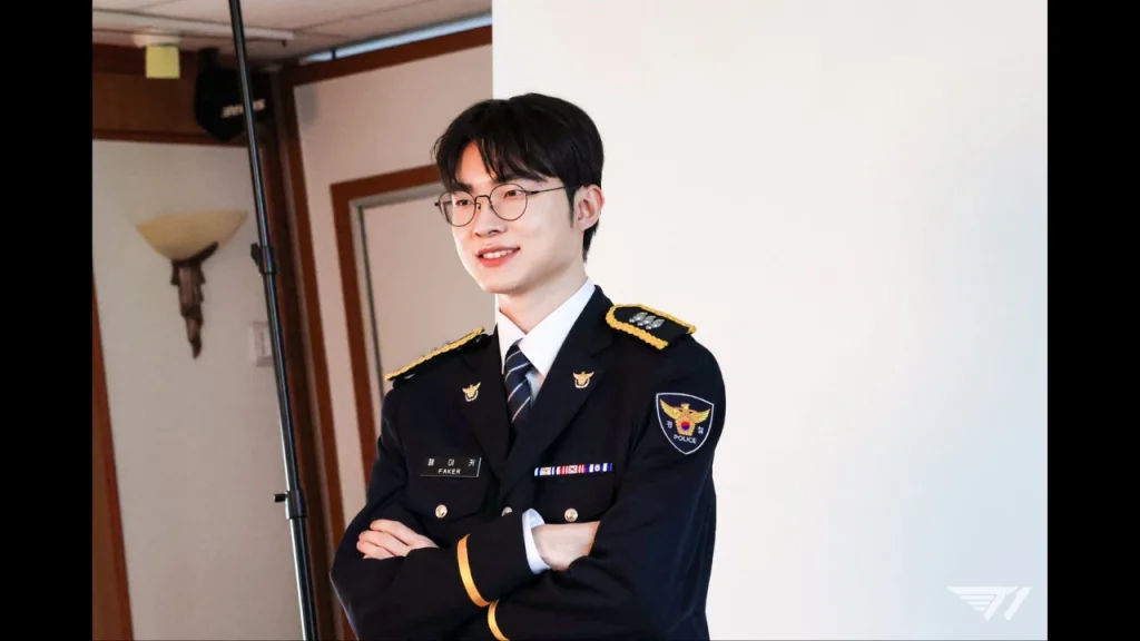 Faker fue nombrado oficial honorario de la policía de Corea del Sur y encabezará campañas contra las apuestas ilegales entre jóvenes. Fuente: vía T1 en X.