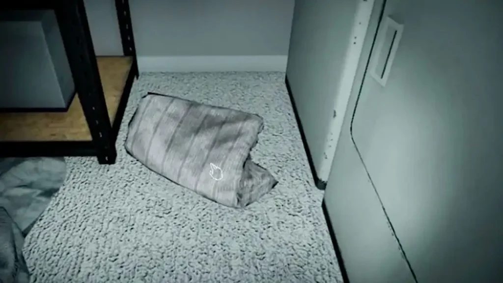 Jugador buscando huesos con una linterna en Phasmophobia