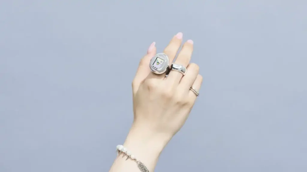 Tamagotchi presentó su anillo más pequeño por su 30 aniversario: mide 28 mm, permite cuidar 30 personajes y llegará en febrero de 2027. Fuente: Bandai Namco.