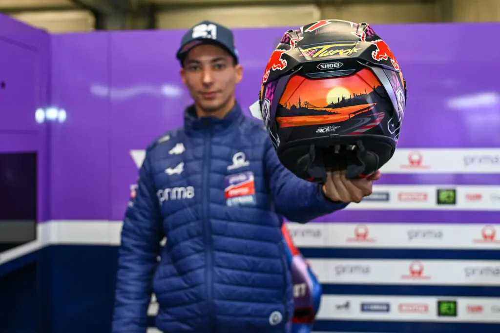 MotoGP 26 convierte un diseño virtual en un casco real