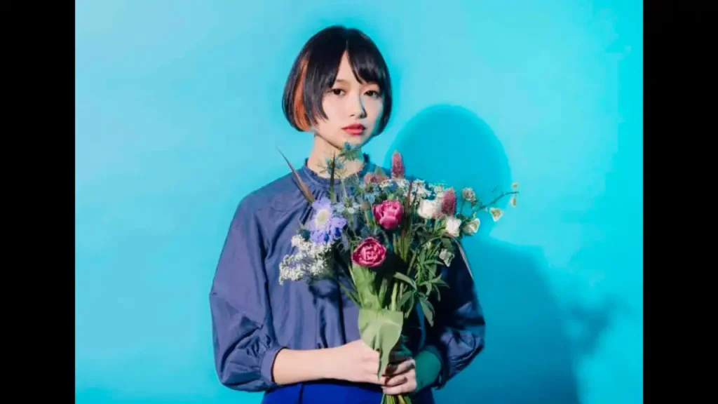 RIRIKO, cantante de Children of the Whales, fue captada por fanáticos en Puebla y sorprendió con canciones japonesas en el Zócalo. 